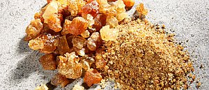 Myrrhe (Commiphora myrrha) Hier sieht man das gelb-braune Myrrheharz in verschiedenen Klumpen und auch gemahlen in gelblicher Pulverform.